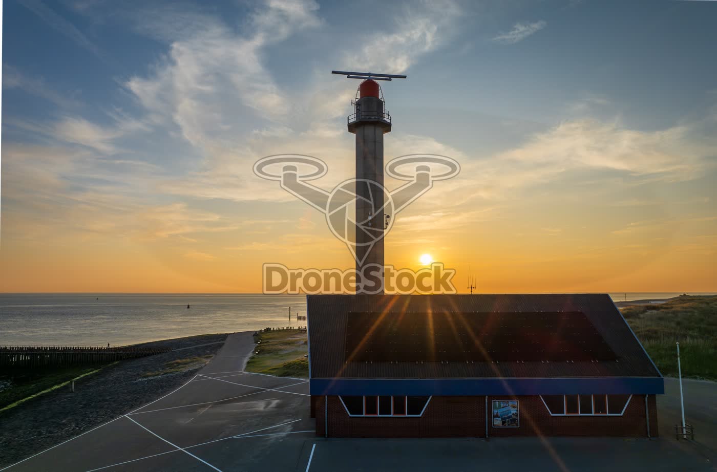 KNRM reddingstation Westkapelle tegen de zonsondergang