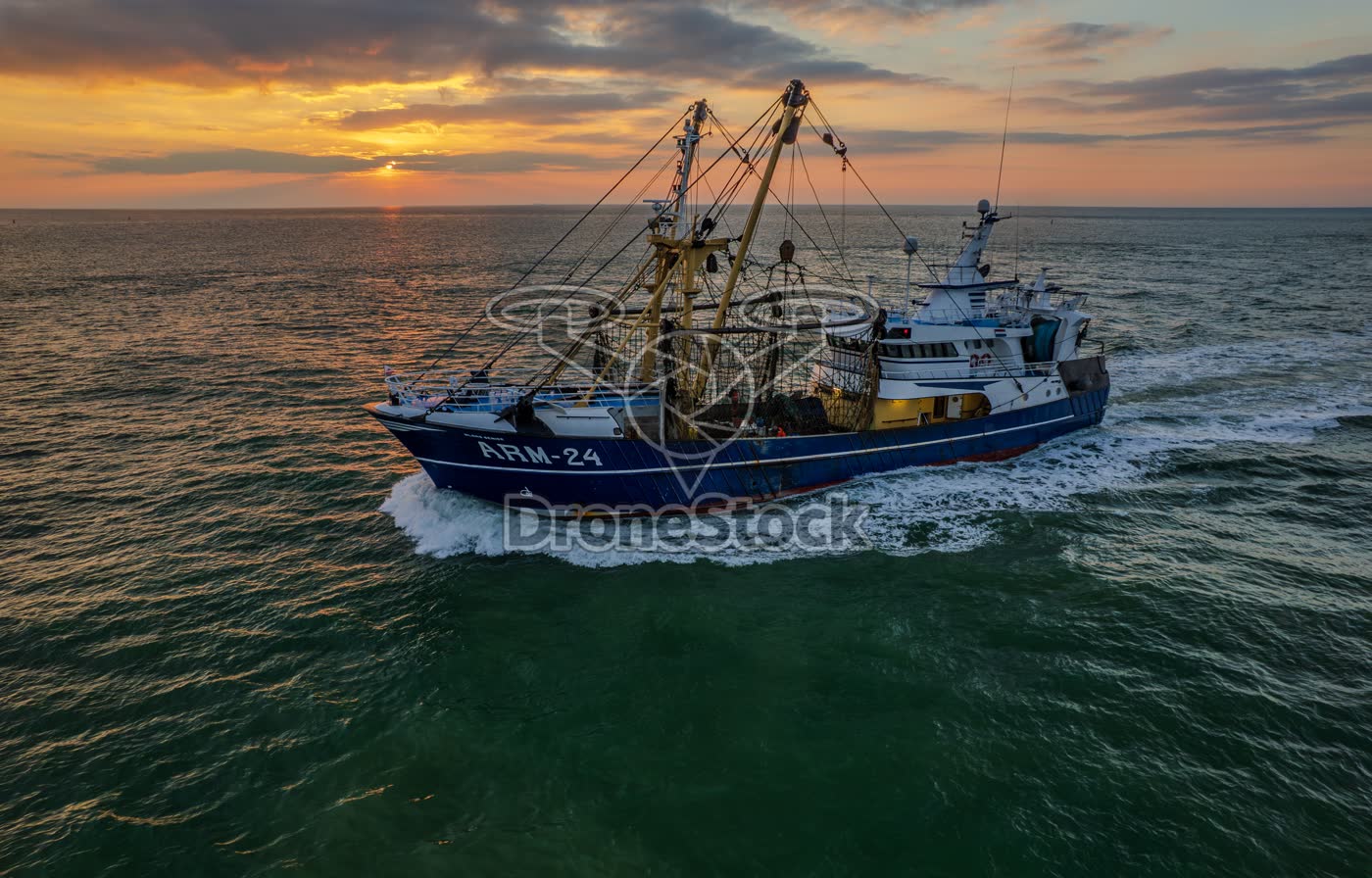 Zeeuwse viskotter ARM-24 op zee bij zonsondergang
