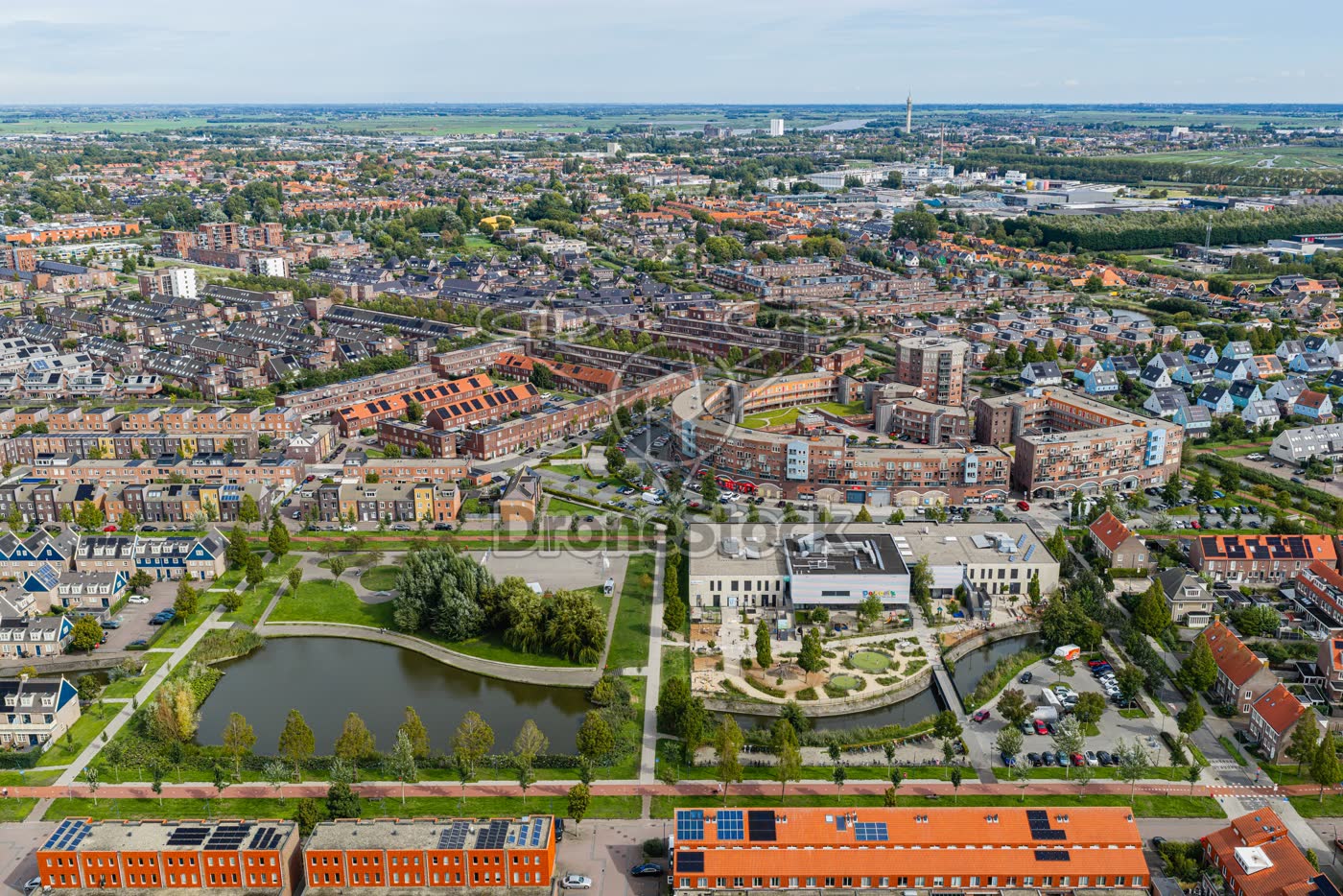 Scholencomplex en winkelcentrum in Saendelft (Assendelft)