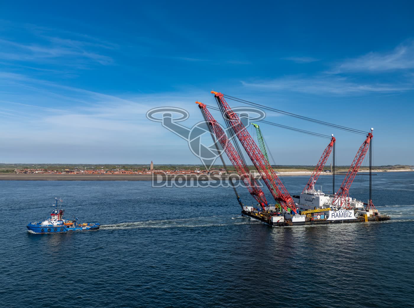 Sleepboot begeleidt kraanschip Rambiz bij Westkapelle