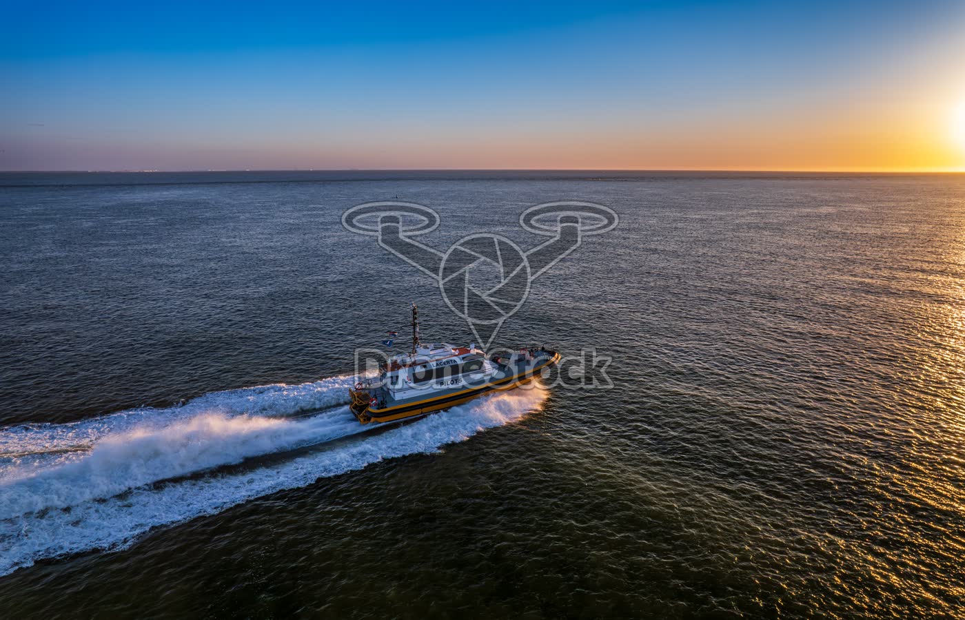 Loodsboot Lacerta op zee bij Zoutelande tijdens zonsondergang