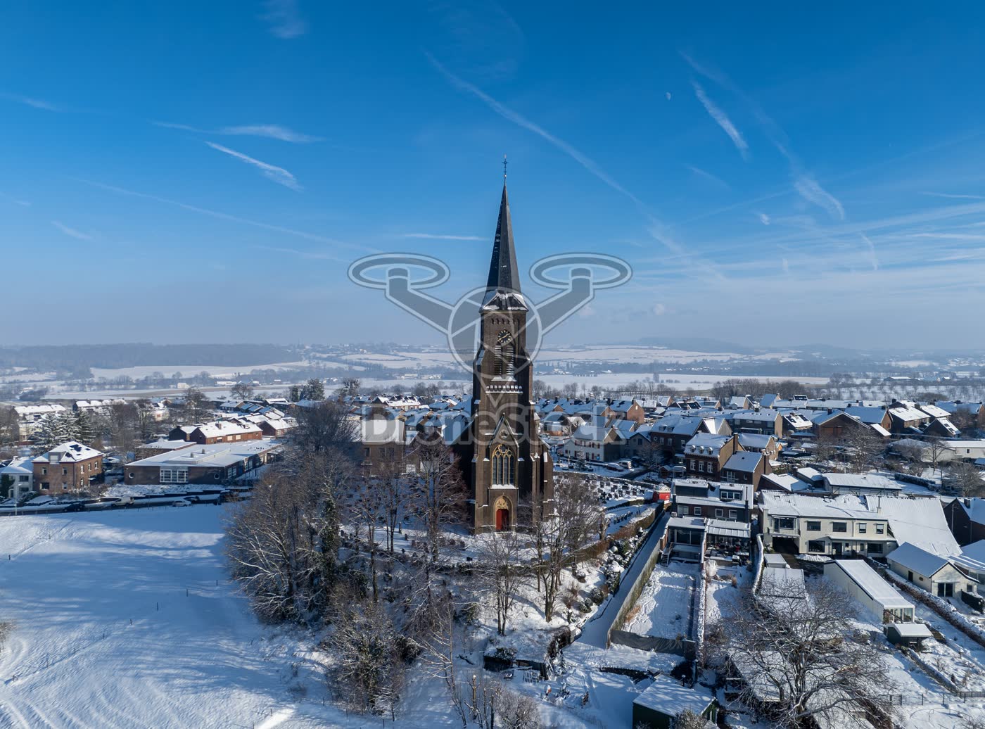 Sint-Martinuskerk Vijlen in een besneeuwde dorpskern