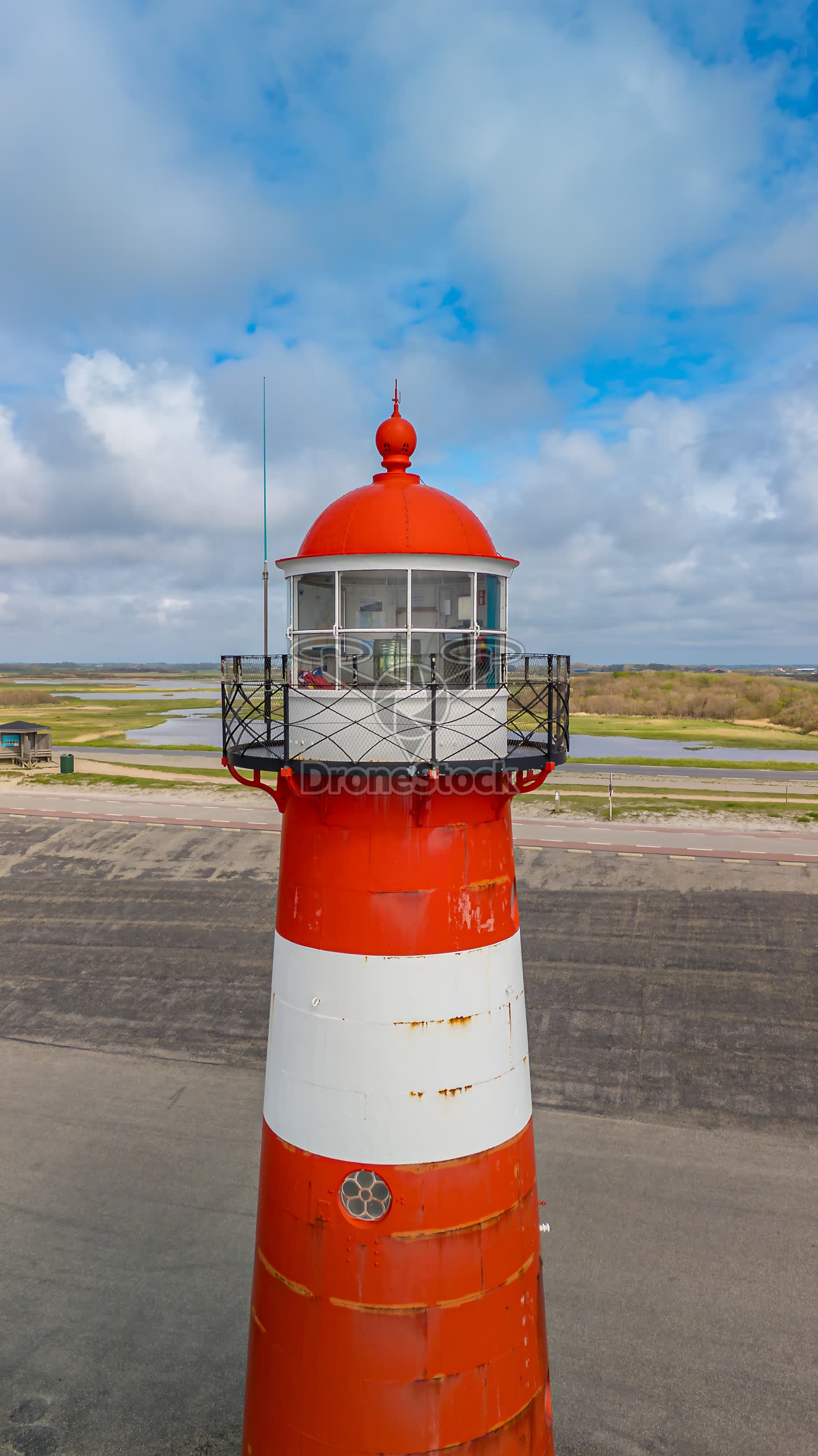 Close-up van de top en lantaarn van vuurtoren Noorderhoofd