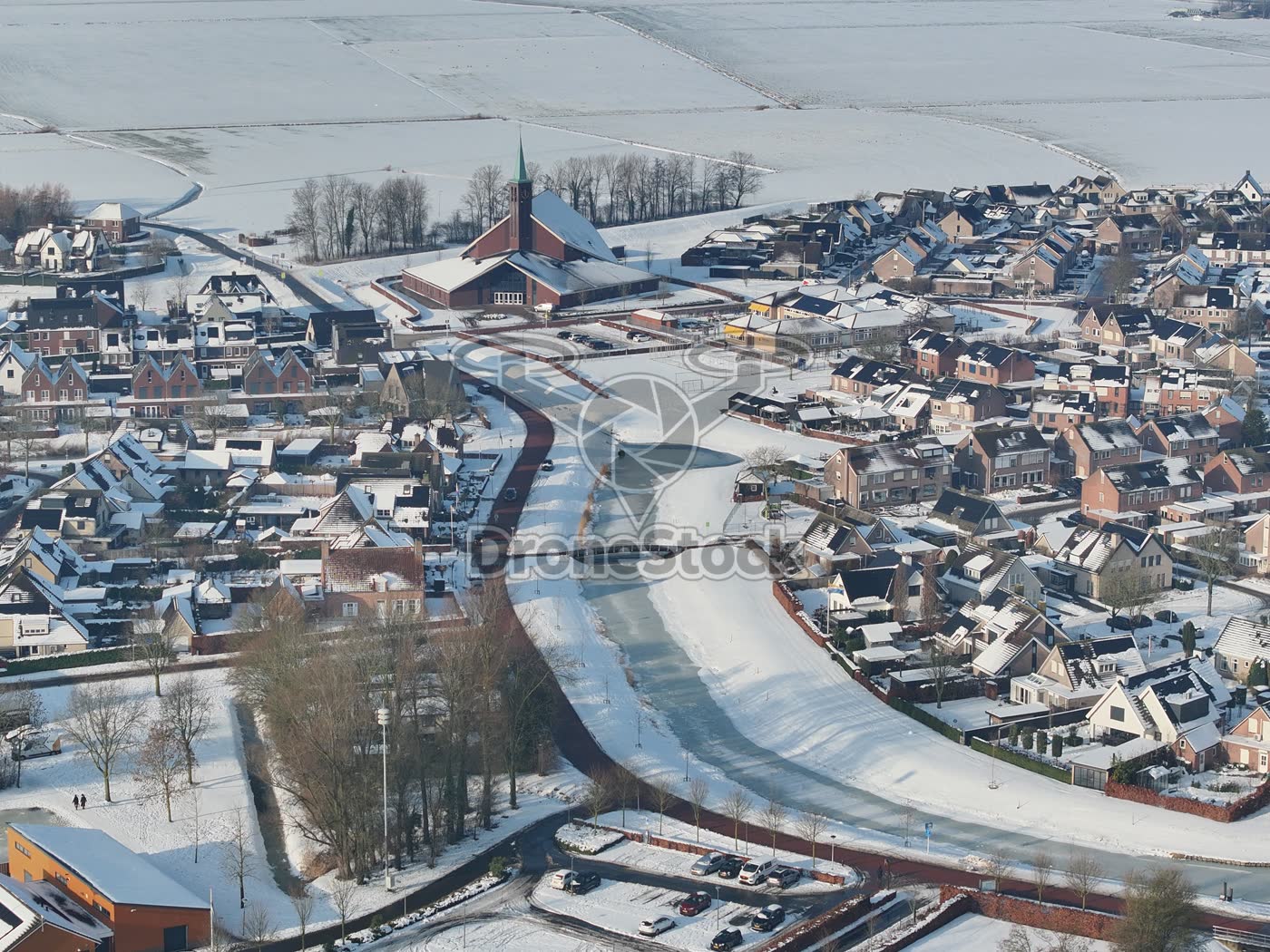 Kerk in Genemuiden met besneeuwd kanaal