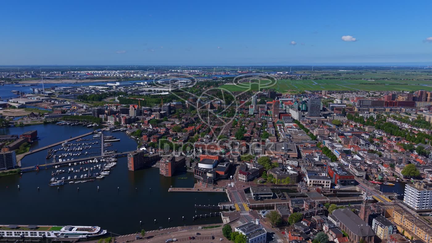 Zaandam centrum met jachthaven en Wilhelminasluis