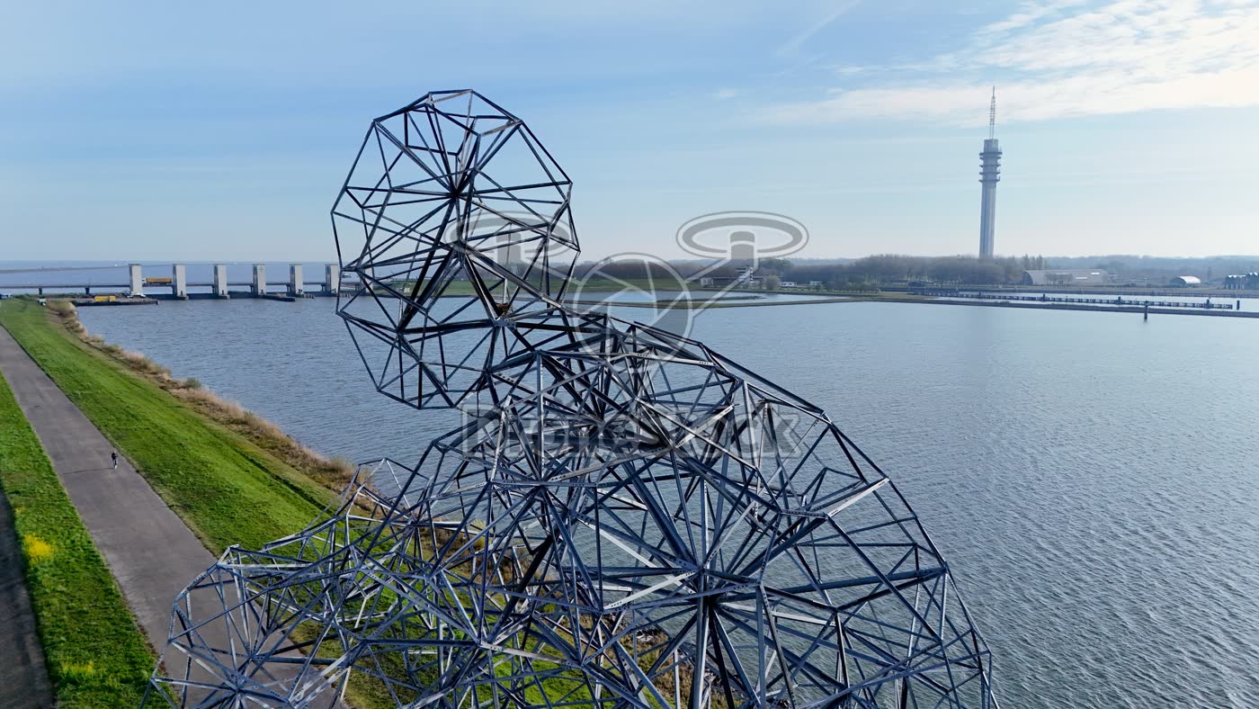 Stalen sculptuur bij Lelystad