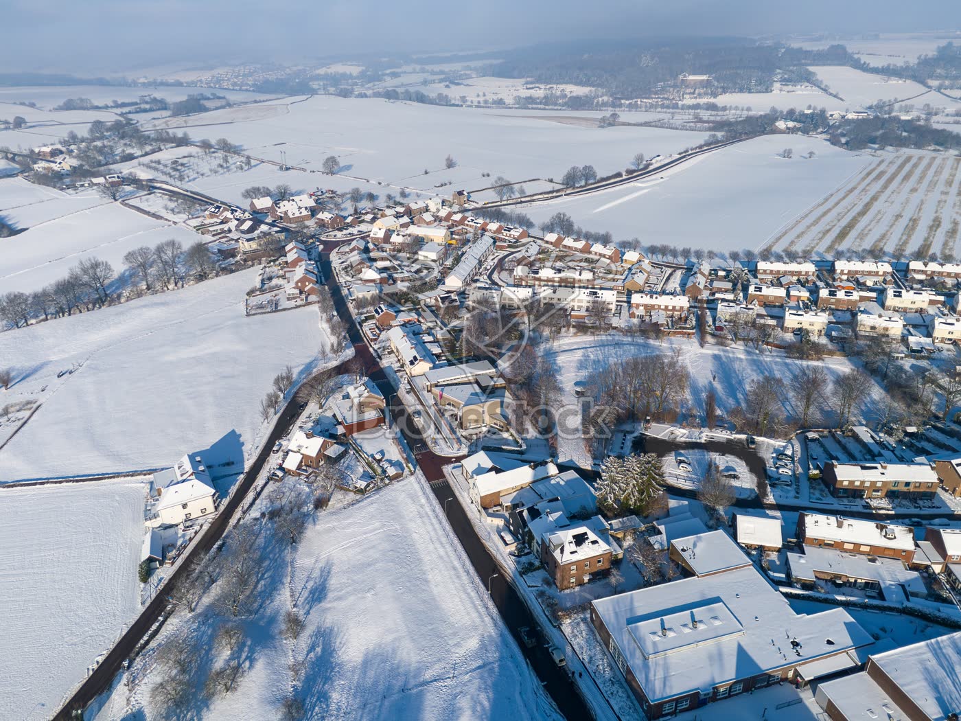 Luchtfoto van de doorgaande weg en besneeuwde daken in Vijlen
