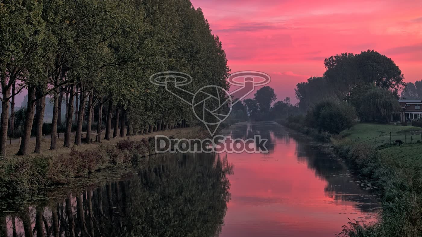 Ochtendrood boven het water