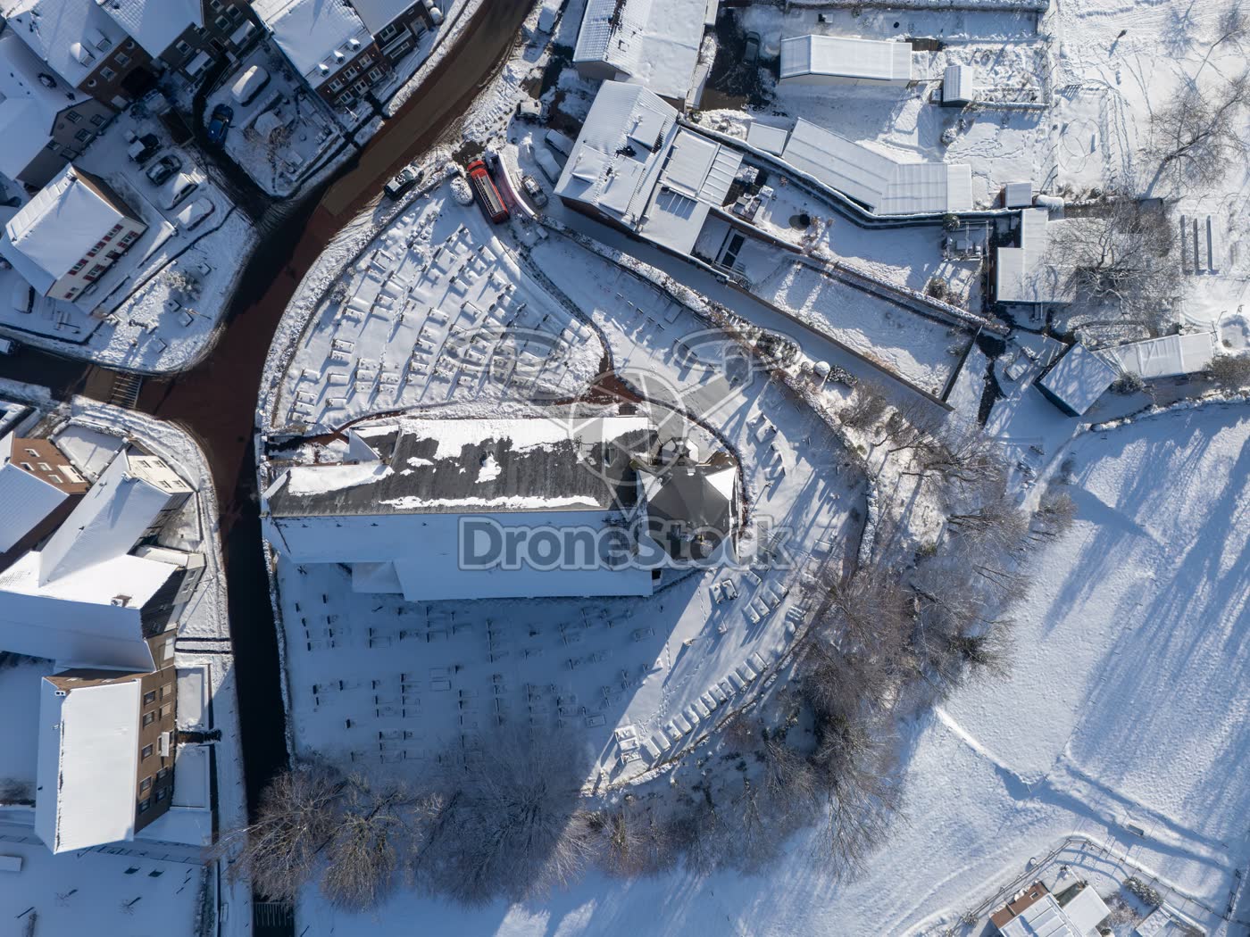 Recht van boven genomen luchtfoto van de Sint-Martinuskerk en besneeuwd kerkhof in Vijlen