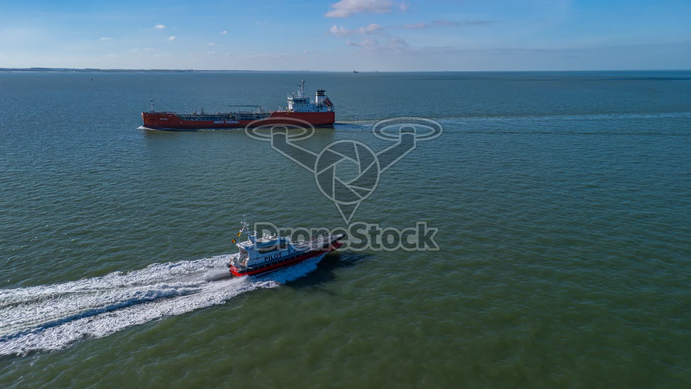 Loodsboot nadert tanker op de Westerschelde