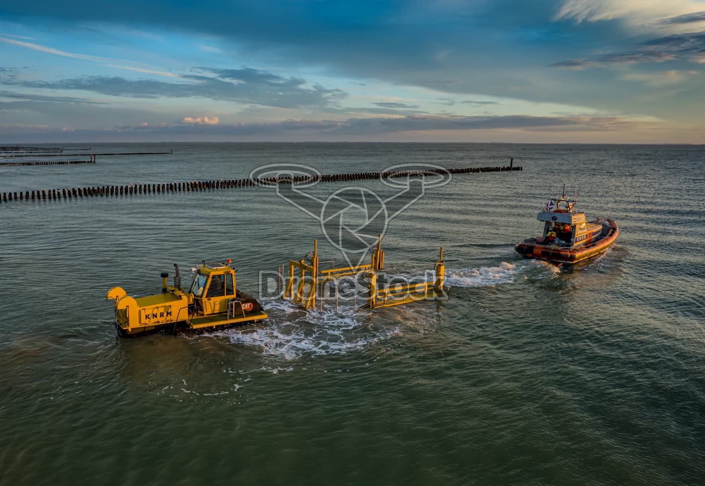 KNRM reddingsboot vaart uit vanaf het lanceervoertuig op zee bij Westkapelle