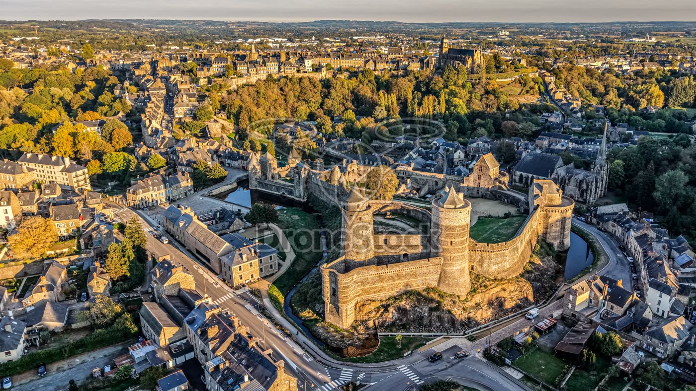 Kasteel van Fougères bij zonsondergang