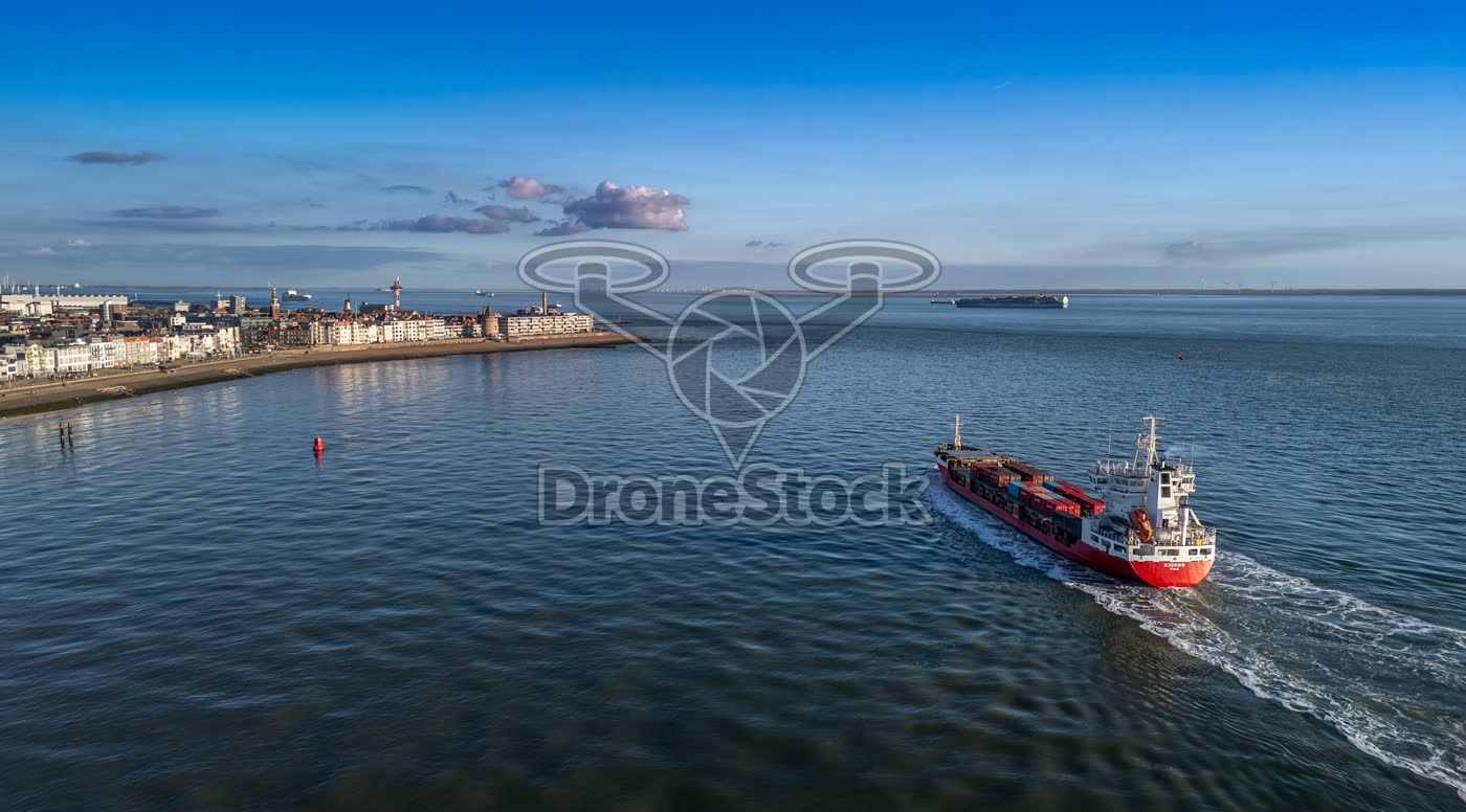 Containerschip verlaat Vlissingen via de Westerschelde
