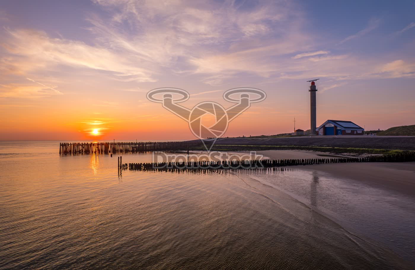Zonsondergang bij de paalhoofden en het KNRM station van Westkapelle