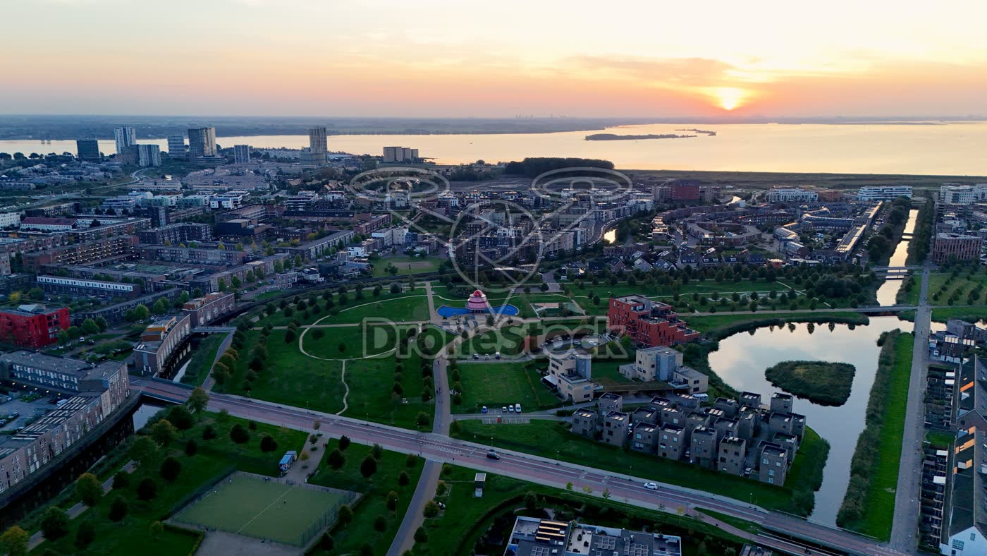 Almere - Poort Cascadepark bij zonsondergang 2