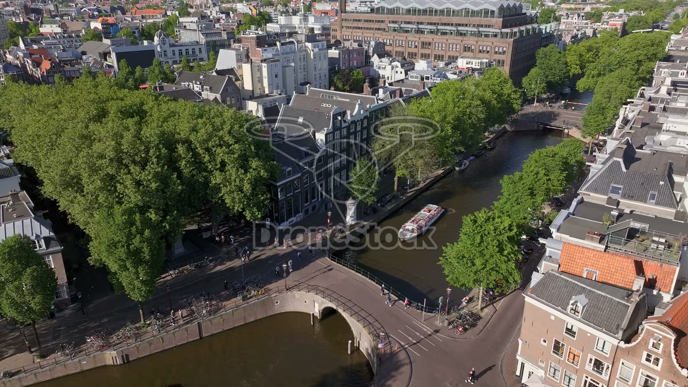 Rondvaartboot op Herengracht bij Thorbeckeplein 3