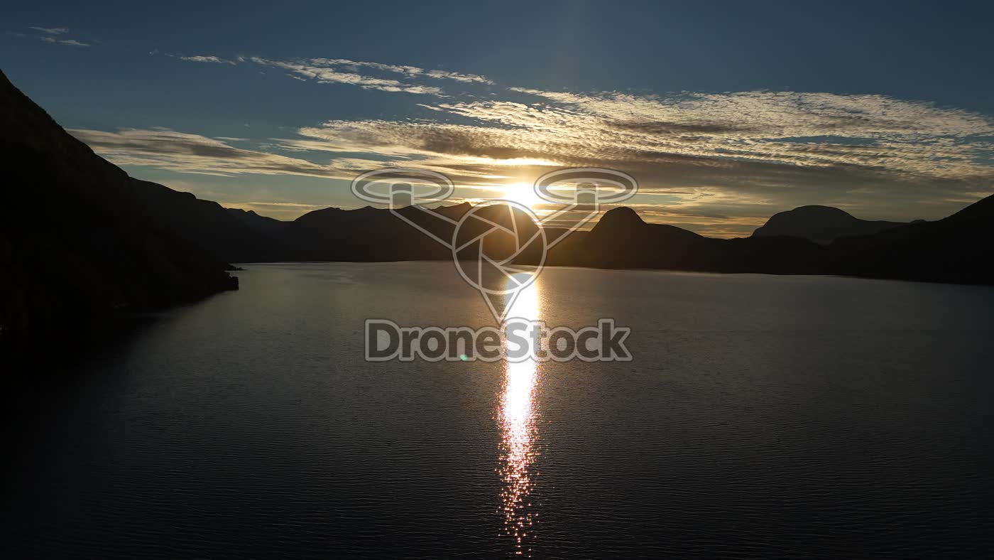 Zonsondergang boven fjord bij Åndalsnes