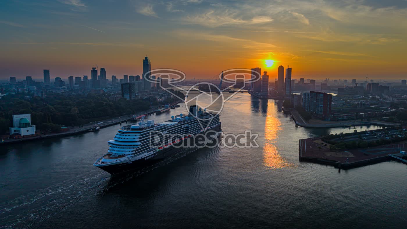 Zonsopkomst boven Rotterdam