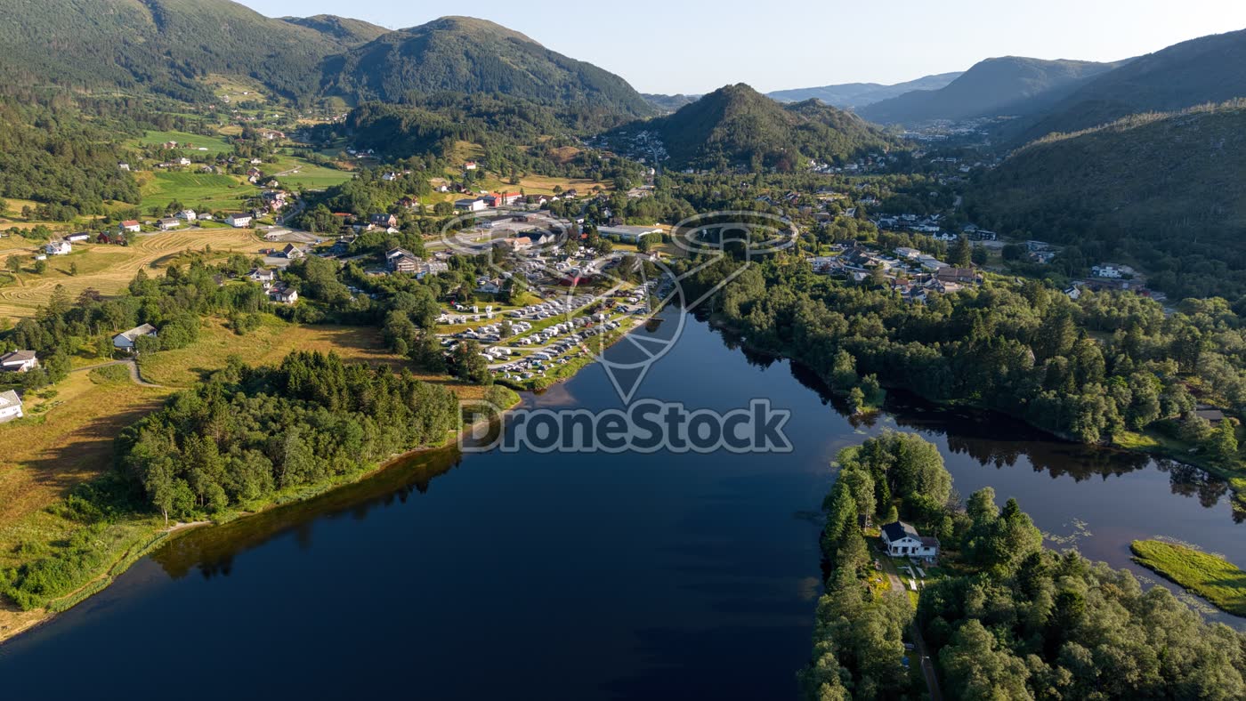 Camping aan meer bij Bergen