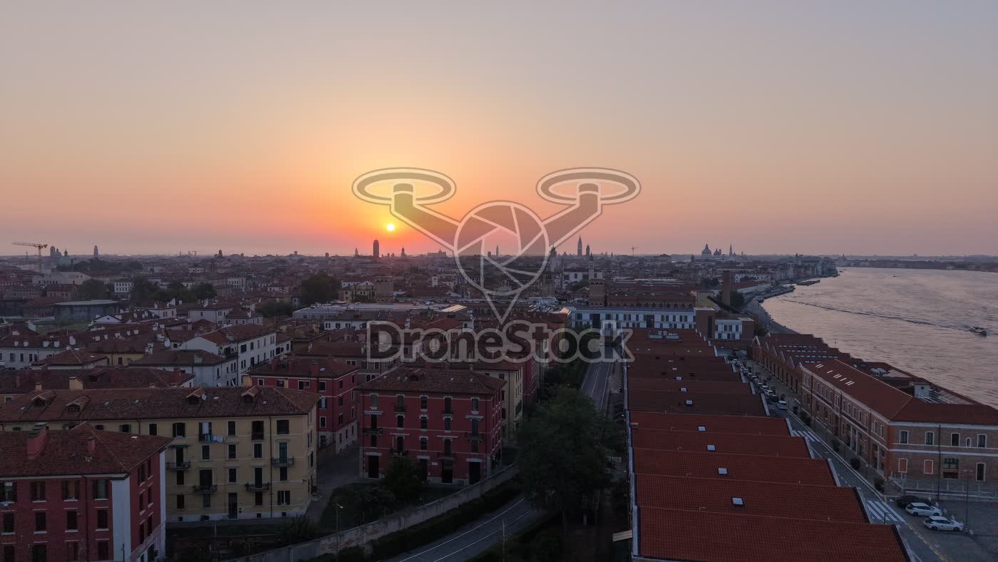 maritieme zone, Santa Marta, Venetië, uitzicht van boven bij zonsopgang met Canale della Giudecca.