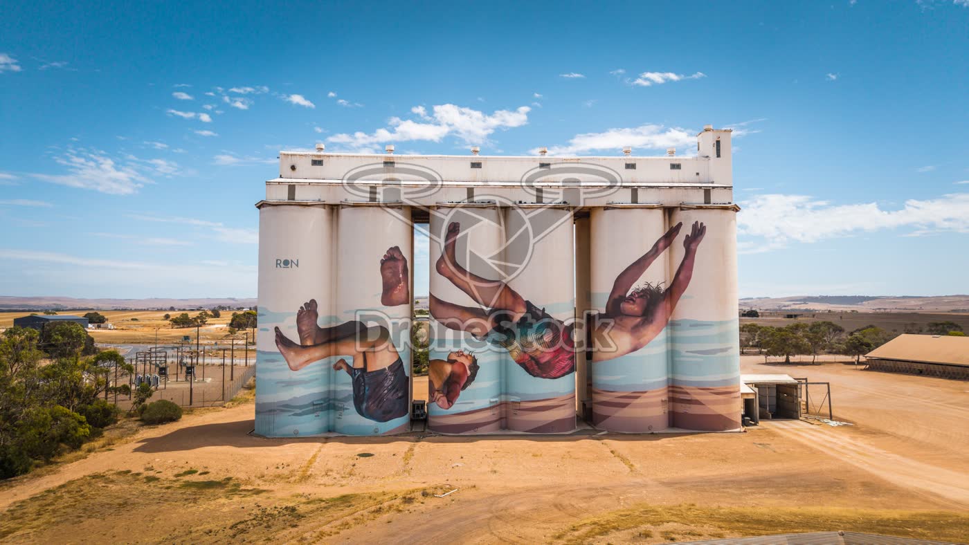 Geschilderde silos bij Tumby Bay