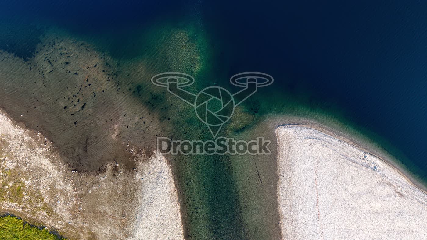Kiezelsstrand en helder water