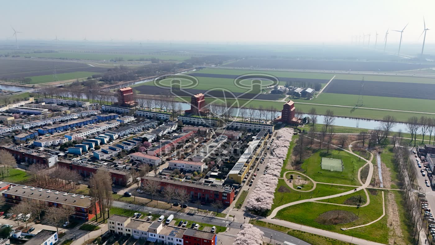 Rooie Donders woontorens langs Lage Vaart Almere