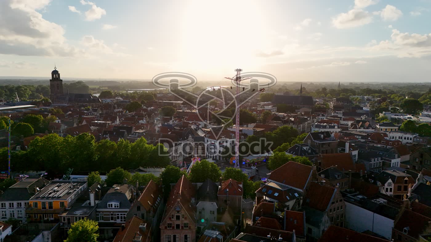 Zweefmolen boven stadscentrum Deventer