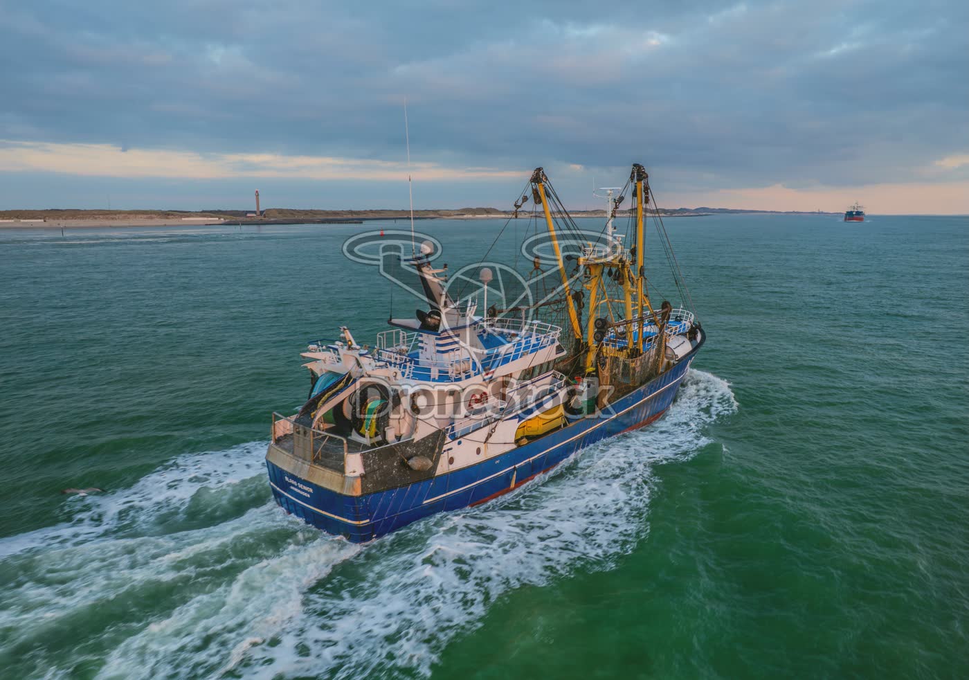 Viskotter ARM-24 schuin van achteren op de Noordzee bij Westkapelle