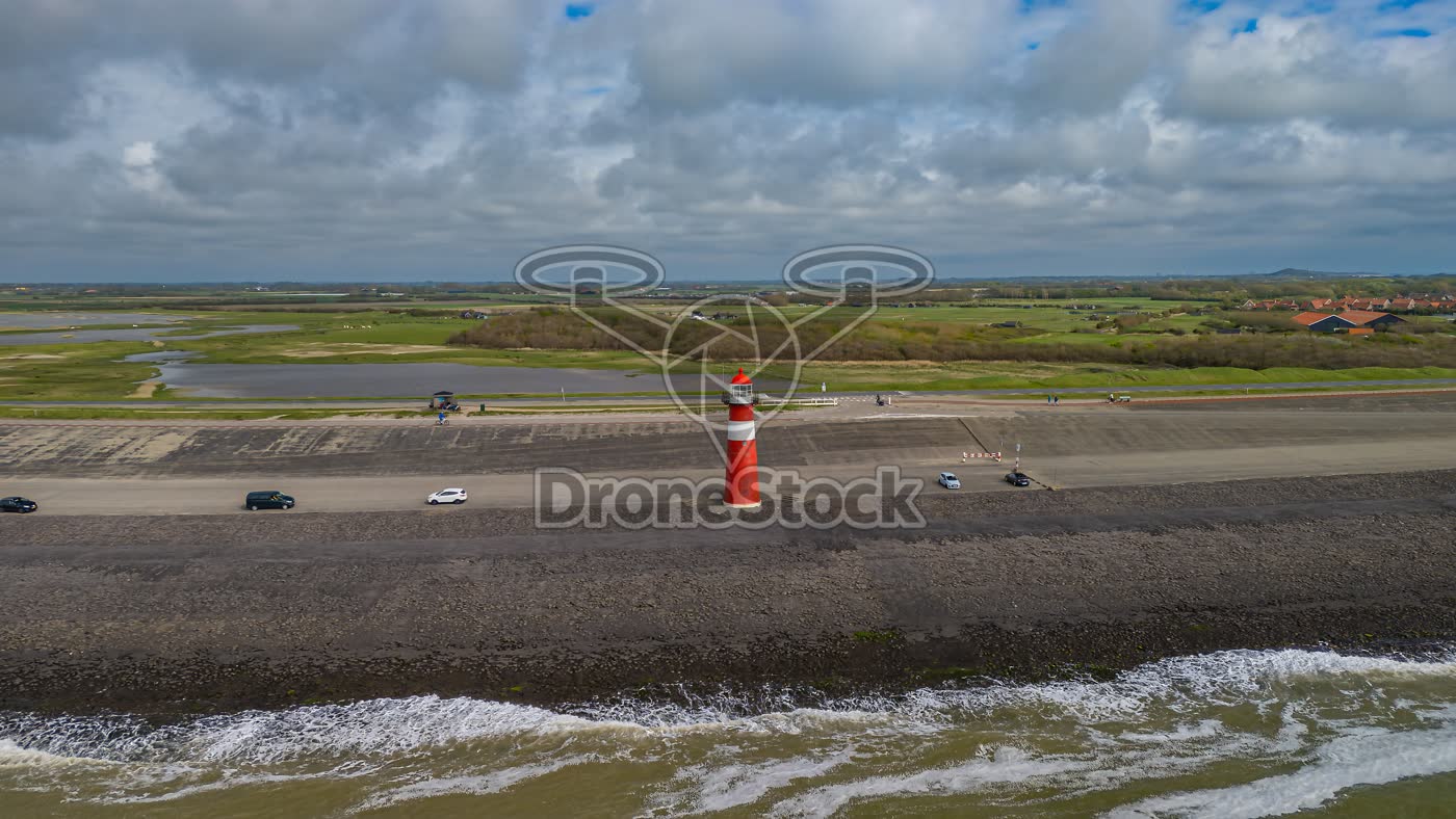 Vuurtoren Noorderhoofd op de zeedijk Westkapelle met de Noordzee