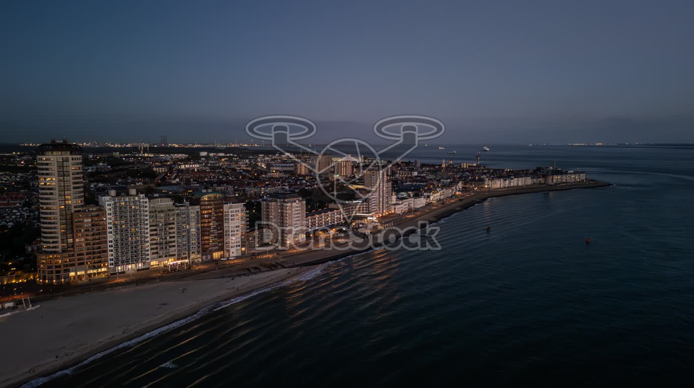 Verlichte skyline en Ruyter boulevard van Vlissingen