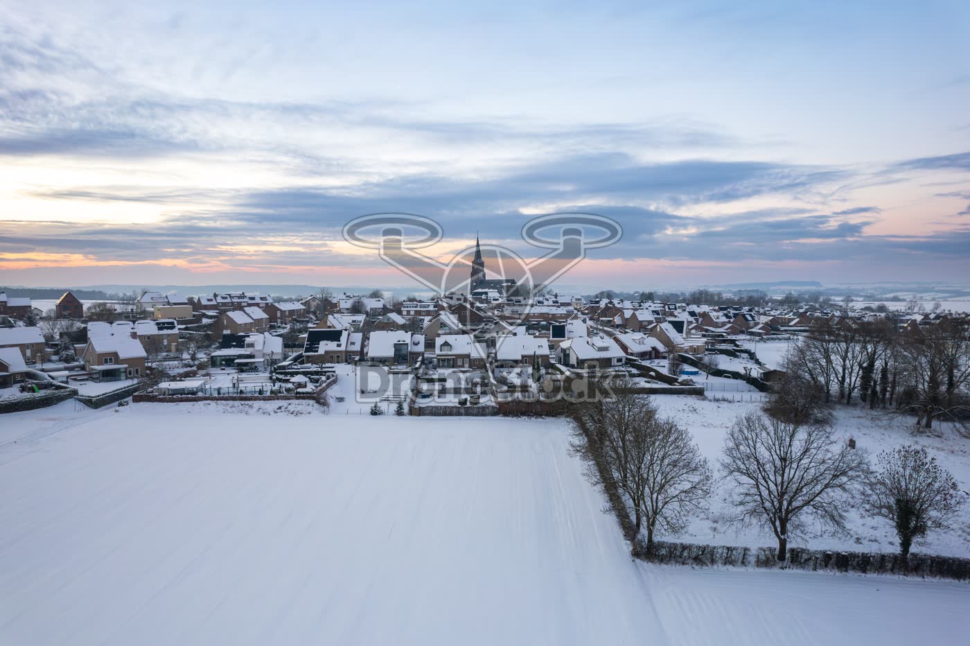 Luchtfoto van besneeuwd Vijlen en de Sint-Martinuskerk