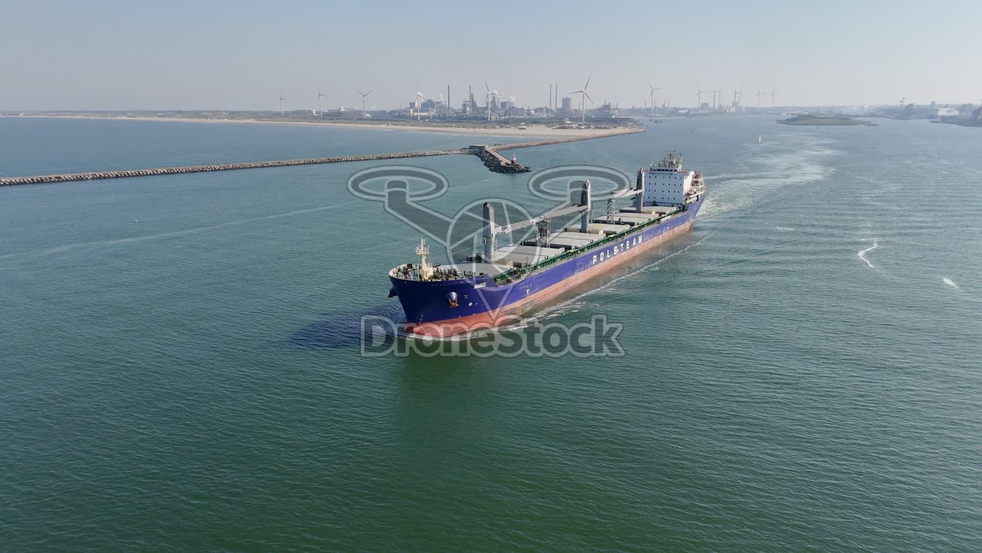 Polsteam Bulkschip bij havenmond IJmuiden