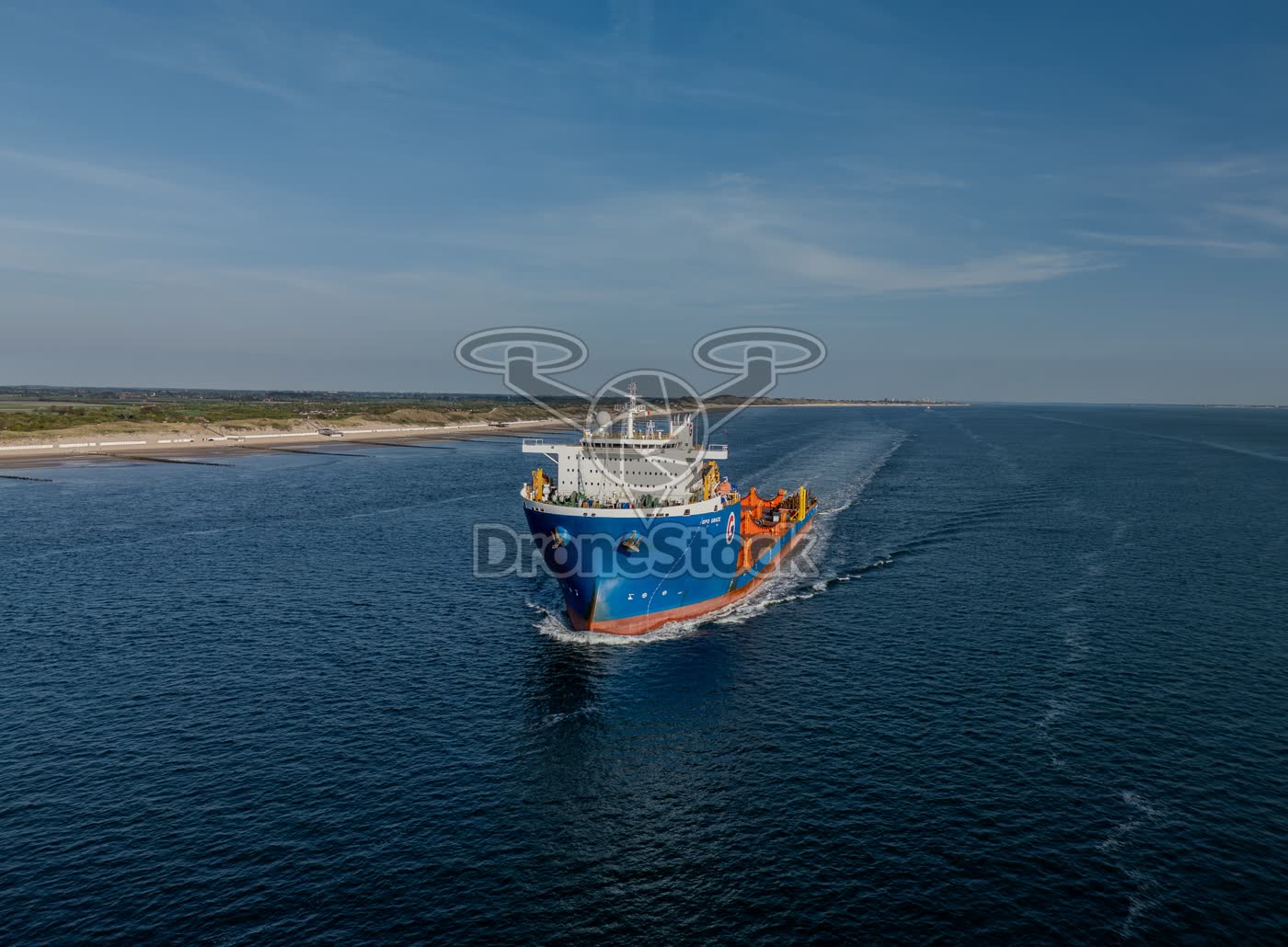 Zwaarliftschip GPO Grace nadert de kust van Westkapelle