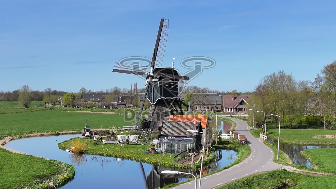 Windmolen "Bonrepasmolen" bij Vlist in polder