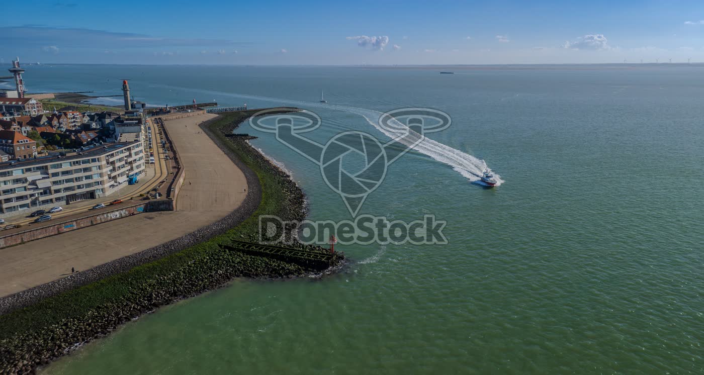 Loodsboot vaart op hoge snelheid langs de boulevard van Vlissingen
