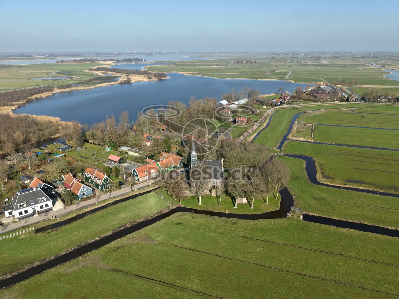 Hervormde Kerk Krommeniedijk met water op achtergrond