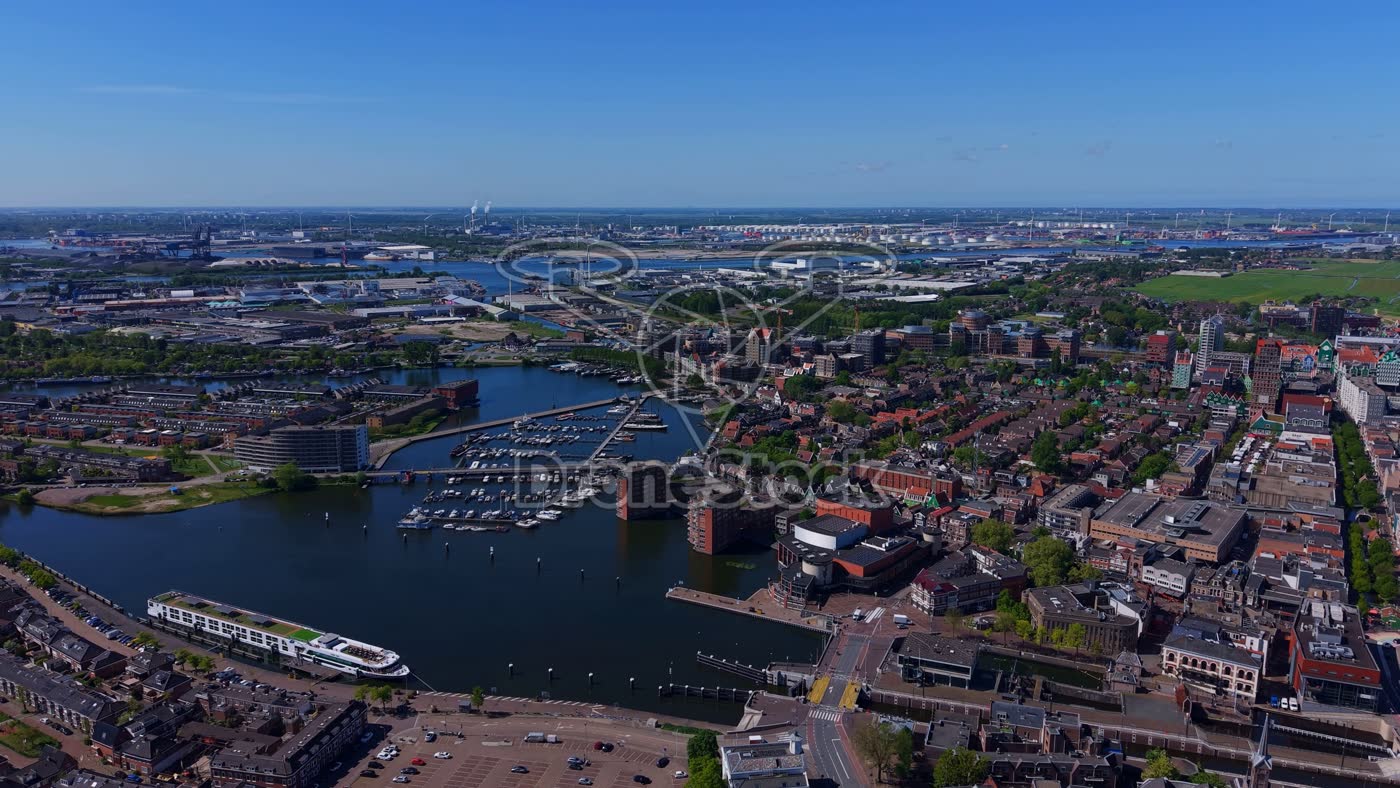Zaandam met jachthaven langs de Zaan