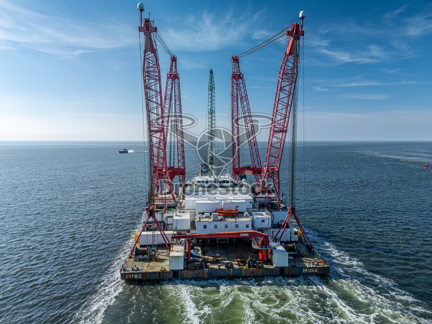 Symmetrische achterweergave van kraanschip Rambiz bij Westkapelle