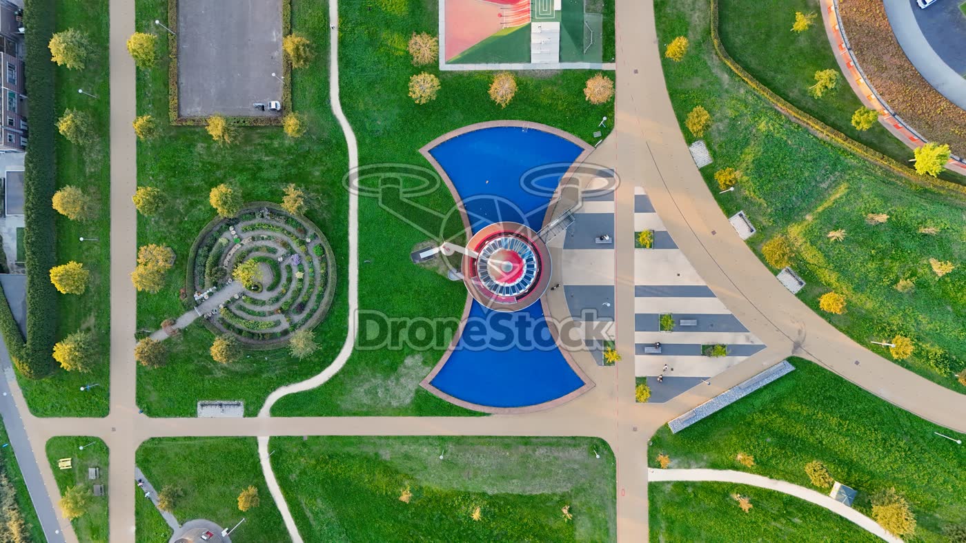 Almere - Poort Het Klokhuis van bovenaf in Cascadepark 2