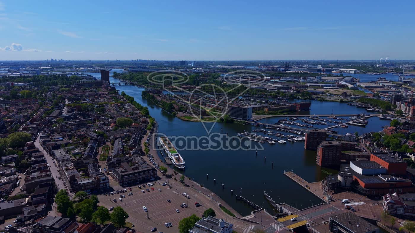Haven en woonwijk bij Wilhelminasluis in Zaandam