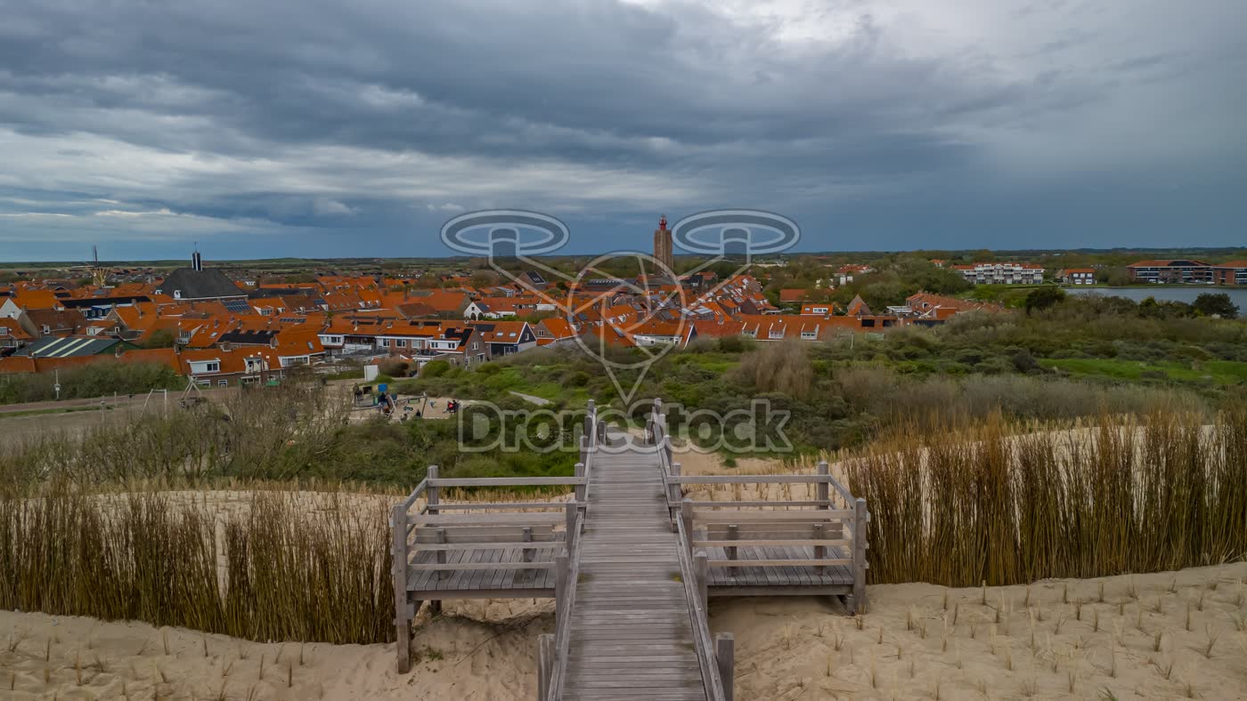 Houten duinpad met uitzicht op dorpsgezicht Westkapelle