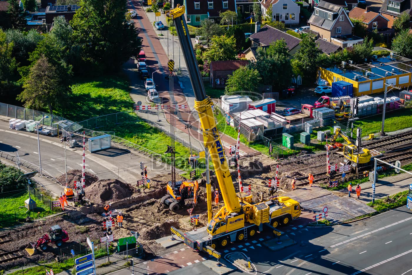 Kraan bij spoorwerk in Krommenie