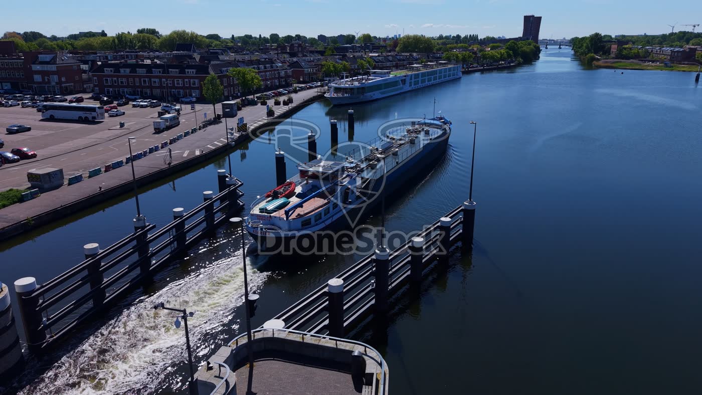 Centrum Zaandam aan de Zaan met Wilhelminabrug en Wilhelminasluis 4