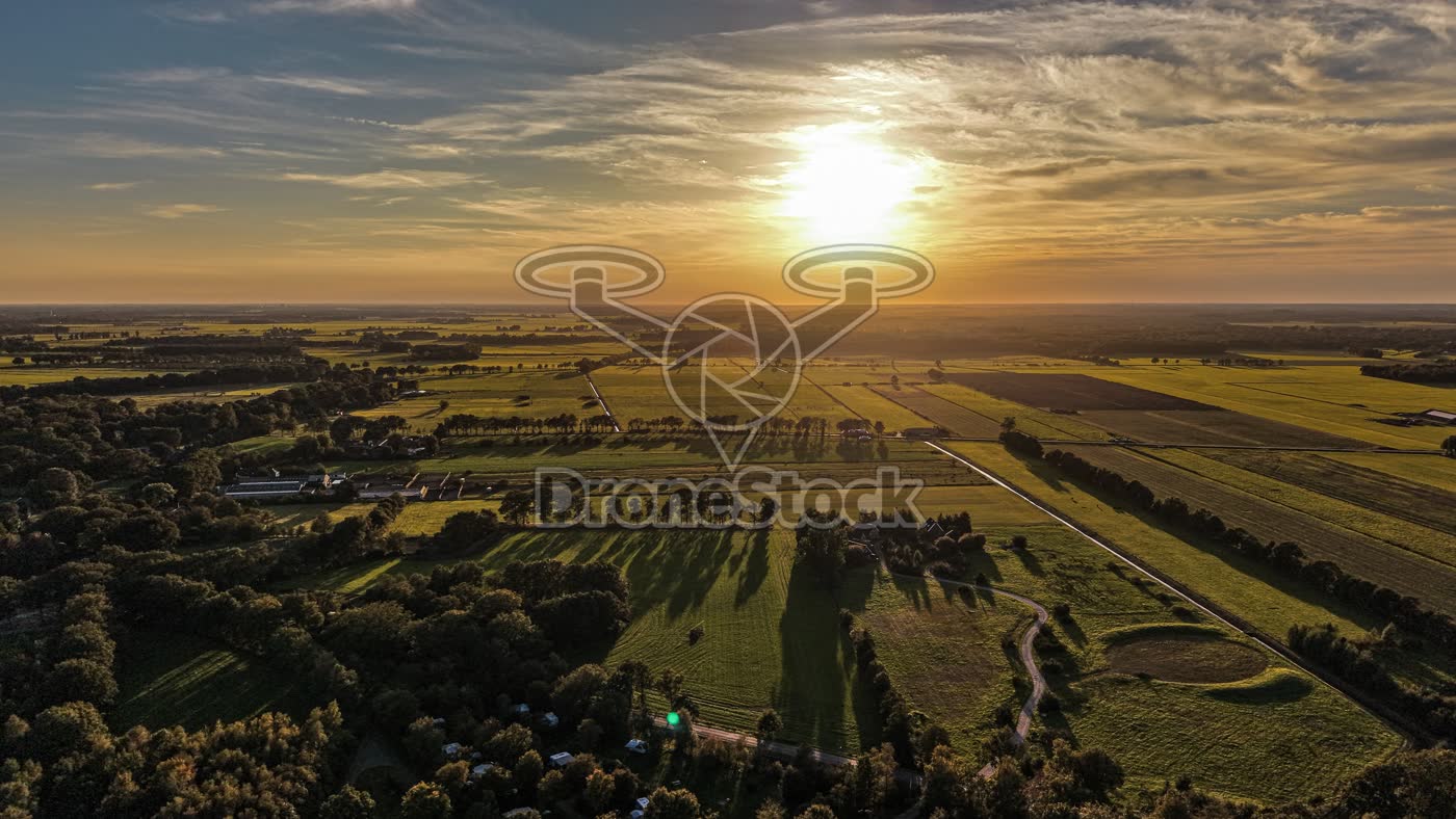 Zonsondergang boven de velden van Ansen