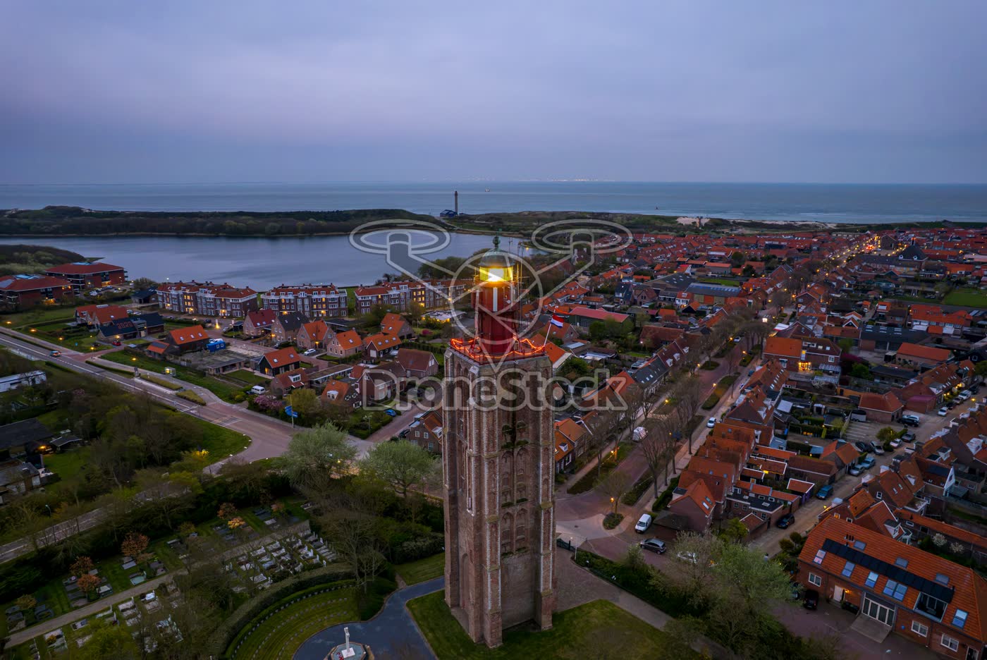 Panoramisch beeld Westkapelle met vuurtoren en Westkapelse Kreek