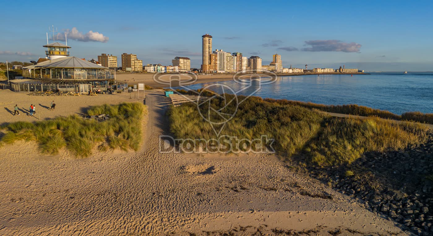 Strandpaviljoen Panta Rhei met de skyline van Vlissingen