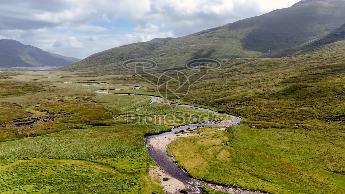 Meanderende beek bij Sisters of Kintail