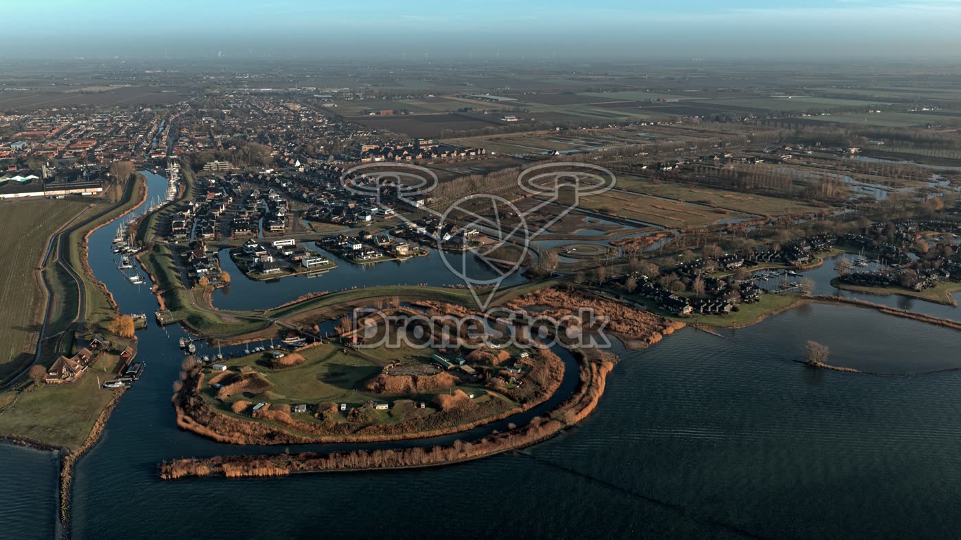Fort Buitensluis, en erachter Numansdorp