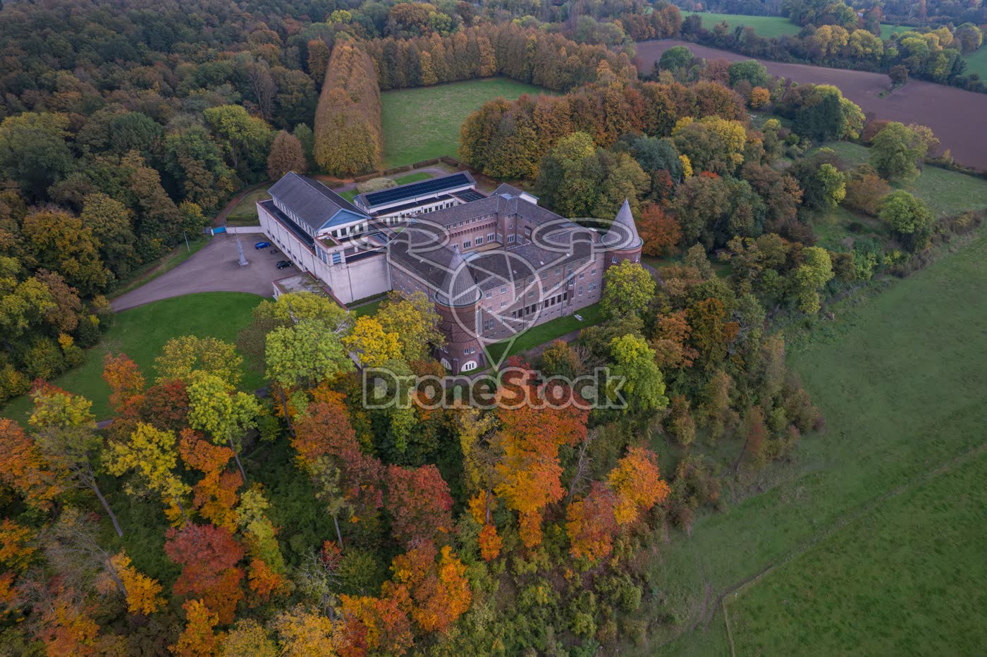 Panoramisch luchtoverzicht Abdij Sint-Benedictusberg in Zuid-Limburg